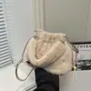 Bolso tote tipo cubo peludo transfronterizo para mujer, nueva colección otoño/invierno 2026, lindo bolso de peluche cruzado, bolso de felpa versátil