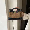 Bolso pequeño de cadena con patrón de rombos estilo Chanel para mujer, nuevo bolso de mano cuadrado pequeño versátil retro de gamuza 2026, se puede llevar en la mano o cruzar.