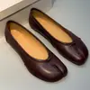 Sapatos Margiela com Acabamento Espelhado Padrão Rachado e Bico Dividido Estilo Casco de Porco para Mulheres, Sapatos Planos Slip-On Artesanais em Formato de Ferradura, Sapatos de Ballet Tabi