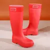 Botas de chuva confortáveis, de corte baixo e impermeáveis, botas de cano alto com sola grossa para uso ao ar livre, botas femininas forradas com fleece, botas de chuva duráveis e antiderrapantes
