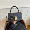Bolsa Casual Fashion 2026 Outono Novo Estilo Chique Versátil Toque de Luxo Bolsa de Ombro Único Trava Pequena Característica Bolsa Quadrada Pequena