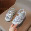 Sandálias Estilosas Novas de Verão para Meninas Sapatos Versáteis Doces de Princesa Moda Coreana Sapatos Infantis para Alunos do Ensino Fundamental