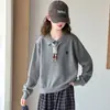 Atuendo otoñal elegante y moderno para niñas: un suéter de punto y una camisa polo de estilo preppy, combinados con pantalones de cuadros, perfectos para primavera y otoño