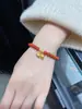 A Nova Pulseira com Pingente Vermelho de Contas da Moda é Garantida para Ser um Acessório Fashion para Você, um Presente Perfeito para Suas Amigas