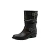 Botas Elegantes Versáteis com Fivela Ajustável Empilhadas 2026 Outono Inverno Botas Curtas Enrugadas de Couro de Vaca Salto Médio Grosso Bico Redondo Femininas
