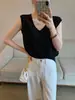 Top de tirantes texturizado tipo seda para primavera-verano, con caída, cuello en V y diseño sin mangas, confeccionado con una tela nicho adelgazante y elegante.