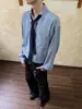 Nueva camisa informal de estilo coreano para otoño, de corte holgado para hombre, con un ambiente relajado, que presenta un diseño de raya texturizada en la corbata