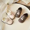 Sapatos de couro macio para meninas, nova coleção primavera/outono 2026, sapatos de princesa modernos e versáteis para crianças, adequados para bebês e crianças mais velhas, com design estilo chinês