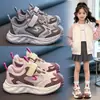 Tênis Respiráveis Anti-Odor de Malha Dupla Novos para Outono de 2026 para Meninas, Sapatos de Pai Fofos com Desenho Animado, Sola Grossa Antiderrapante, Modernos