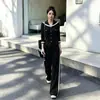 Conjunto esportivo casual estilo europeu para mulheres, novo modelo outono 2026, design emagrecedor, moletom com gola azul marinho e calça de perna larga conjunto de duas peças