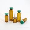 Viales marrones de 3 ml a 30 ml. Frascos de belleza médica con polvo liofilizado de 10 ml. Muestras pequeñas de 5 ml divididas en ampollas marrones controladas.