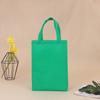 Bolsa de tela no tejida al por mayor de punto película en blanco Prensado en caliente bolso tridimensional plegable bolsa de embalaje de ropa se puede imprimir logo