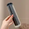El cabello de la niña está recogido con gomas elásticas que no dañan el cabello, las gomas para el cabello de las niñas no restringen y no dejan marcas, accesorios para el cabello duraderos para niños