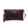 Bolsa Cuadrada Pequeña de Textura Lujo Ligero al por Mayor para Mujer 2025 Verano Nueva Moda Bolso de Hombro con Remaches Estilo Occidental Bolso Cruzado tipo Sobre