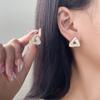 Pendientes de botón geométricos de venta caliente transfronterizos europeos y americanos, pendientes con logotipo de triángulo invertido, pendientes de letras, nuevo triángulo, temperamento, moda
