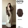 Vestido de punto color caqui, corte ajustado, abrigo largo de otoño/invierno y cárdigan - un conjunto completo y elegante, perfecto como capa interior