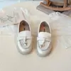Mocassins infantis estilo britânico 2026 novo modelo primavera e outono sapatos de couro slip-on respiráveis de sola macia para meninas sapatos versáteis de calçar