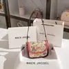 Una generación de bolsos de sillín de diseño pequeño con contraste de color para graffiti, bolso de hombro/axila de alto diseño 2024 venta al por mayor