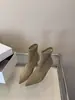 Botas de outono e inverno de salto alto em camurça retrô francesa, novas botas de cano curto justas, elegantes botas femininas de bico fino e salto agulha 2026