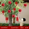 Lanternas em árvores em quintais rurais, personagens decorativos "felizes", decorações penduradas para casas novas, artigos festivos para quintais pequenos, plantas verdes para exterior