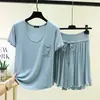 Conjunto de dos piezas de camiseta de manga corta con cuello redondo, bolsillos y modal, y shorts de cintura alta con volantes y cordón, ropa de estar por casa ligera de talla grande