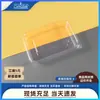 Mesmos produtos de confeitaria e bolos vendidos nas lojas, em caixas de embalagem transparentes, incluindo lanches prontos para comer, alimentos especiais, pães, bolos da lua e produtos de panificação, todos embalados para levar.