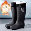 Botas de lluvia de invierno engrosadas, zapatos impermeables para hombre, de caña alta, cálidos, estilo nuevo, impermeables, antideslizantes y de goma con forro de felpa para uso en la cocina
