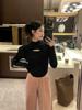Camiseta Básica de Punto Hueco de Cuello Medio Alto, Nuevo Estilo para Mujer Otoño e Invierno 2025, Corte Entallado, Elegantes Mangas Abullonadas, Top de Capa Interior