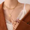 Collar con colgante cuadrado de rosa de diseño retro de estilo francés, cadena de clavícula de acero inoxidable chapada en oro, una generación de P771