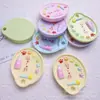 Accesorios de Joyería de Resina DIY de Dibujos Animados Pegamento de Crema Funda para Teléfono Móvil Cuerda para el Pelo Horquilla Agujero para Zapato Flor para Zapato Material de Imán para Refrigerador Lote