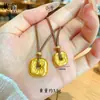 Nuevo Estilo Chino Método Antiguo Oro de Arena Caqui Caqui Ruyi Trébol de Cuatro Hojas Colgante Collar para Mujer Sensación de Alta Gama Cadena de Suéter con Colgante de Tallo de Caqui