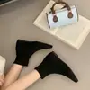 Aumento interno de altura de 5 cm, punta fina sexy, botines versátiles, nuevas botas de moda Otoño e Invierno 2026, elegantes botines ajustados de cuero suave