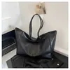 Bolsa de grande capacidade transfronteiriça feminina primavera e verão all-match 2025 nova bolsa de ombro retrô de couro macio bolsa de viagem casual
