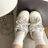 Venta Caliente Plata Brillante Puf de Entrenamiento Alemán Zapatos Blancos Mujer 2026 Otoño Nuevo Estilo Estudiante Versátiles de Caña Baja Deportivos Zapatos Individuales