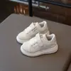 Tênis Brancos da Moda para Crianças, Novo Estilo Inverno 2025, Tênis Esportivos para Meninas, Sapatos Leves, Tênis Versáteis de Cano Baixo para Estudantes