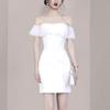Design Chic Redutor de Idade Saia Quadril 2021 Verão Novo Vestido Feminino Branco Ombro a Ombro Babados