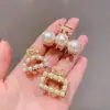 Presilha de Cabelo de Pérolas Pequenas de Luxo, Piranha Delicada e Exquisita para Meio Preso para Mulheres, Novo Modelo 2026, Acessório de Cabelo para Prender na Parte de Trás da Cabeça