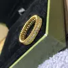 Anel de Ouro V de Alta Qualidade com Cravação de Diamantes, Estilo Van Cleef, Espesso Banhado a Ouro 18K, Borda Totalmente Cravejada de Diamantes, Anéis de Casal, Anel Kaleidoscópio