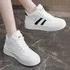 28329 Tênis brancos de cano alto forrados com fleece para o inverno, sapatos esportivos estudantis estilo coreano, sapatos femininos de cadarço quentes para o dia a dia com bico redondo