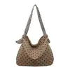 Bolso grande de mujer estilo Ins primavera y verano nuevo bolso casual de tela para ir al trabajo 2026 moderno de moda con lunares bolso tote de un solo hombro