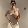 Capa base fina de lana de principios de otoño para mujer, cuello redondo, ligera, y un suéter de punto moderno y versátil para usar en capas este año