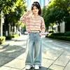 Conjunto de cardigã de tricô listrado para meninas, para primavera e outono, com jeans de cintura alta e perna larga, um conjunto de duas peças estiloso e moderno para crianças mais velhas