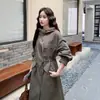 Novo Estilo Primavera e Outono 2025, Redutor de Idade e Melhorador de Qualidade, Retrô Britânico, Patchwork na Cintura, Comprimento Médio, Corta-vento Estilo Workwear, Tendência