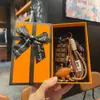 Miu Anillo de Llavero de Pan con Agua Alcalina Resina Pan Colgante de Llavero de Bolsa de Chocolate Regalo de Graduación