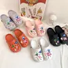 Zuecos transpirables de suela blanda antideslizantes para mujer con dibujos animados, sandalias de moda de verano para exteriores, pantuflas huecas estilo coreano