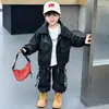 Chaqueta de Cuero de Primavera para Niños 2026 Nuevo Estilo Primavera y Otoño Estilo Coreano Chaqueta de Cuero Guapa para Niños Pequeños y Medianos Modelo Más Vendido