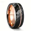 Anel de Aço Tungstênio Amazon Transfronteiriço Superfície de Areia Flor Cor de Ouro Rosa + Preto Bicolor Joias Masculinas Fabricante Novo Estilo 2025