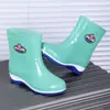 Zapatos de agua de corte medio, estilos de caña alta y baja con suela gruesa, botas de lluvia con suela gruesa, zapatos moldeados por inyección, para mujer, para todas las estaciones, con forro de polar
