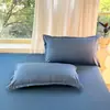 Um par de fronhas de algodão lavado, cada uma medindo 48 cm x 74 cm, adequado para camas de solteiro ou casal, em cores sólidas