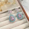 Brincos Retro Franceses Rosa com Zircônia Cúbica Gota de Água Luxo Leve com Zircônia Embutida Brincos Elegantes Versáteis para o Trabalho, Banquetes e Ocasiões de Alto Nível